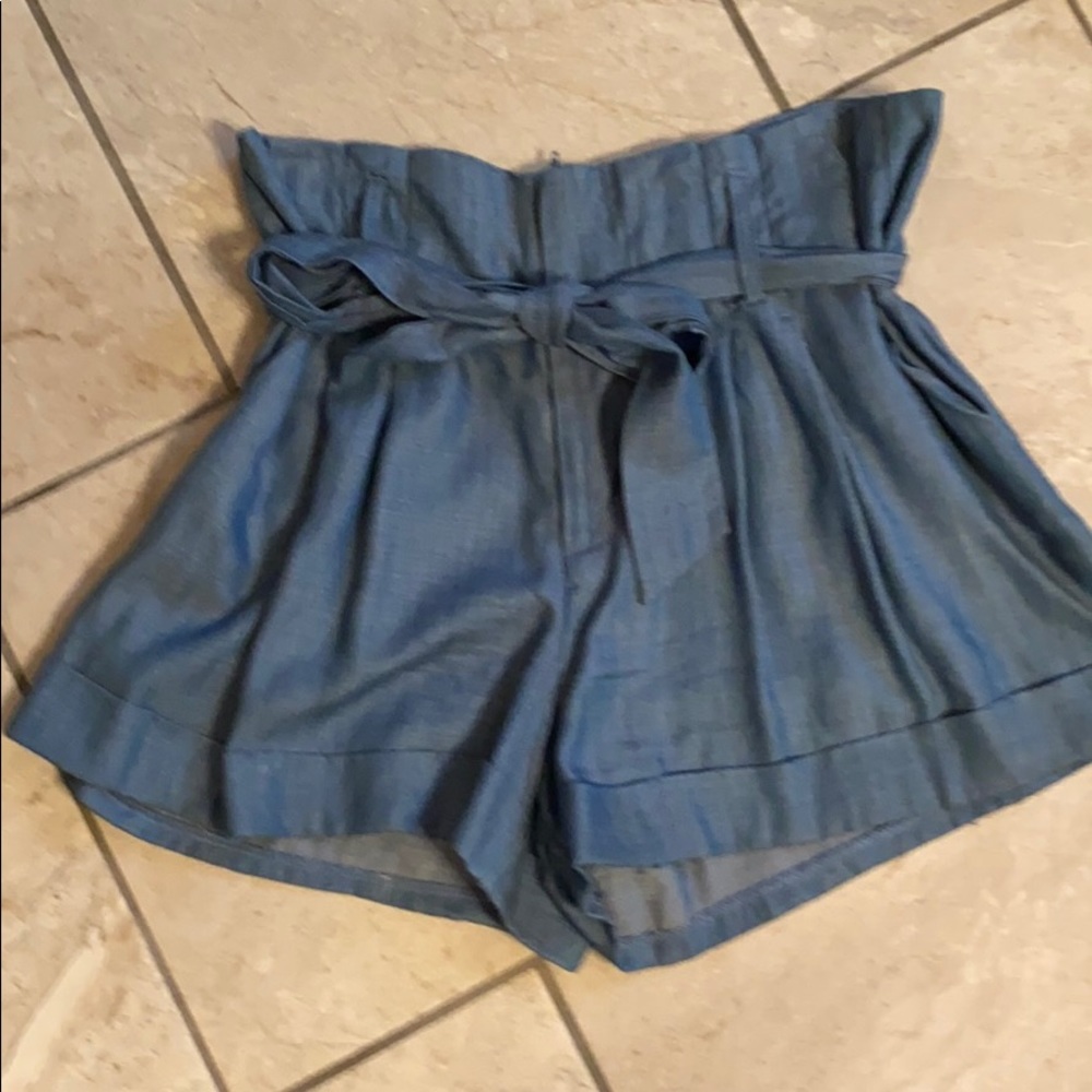 Retro style high waist denim shorts with tie